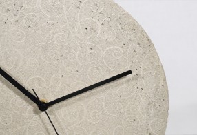 Horloge silencieuse en béton